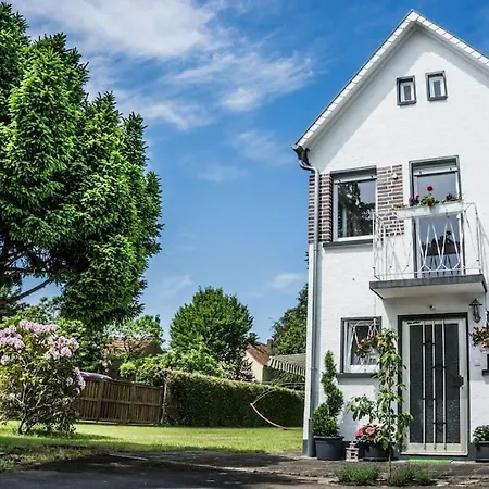 Holiday home Schoenes Haus Mit Grossem Garten Seligenstadt