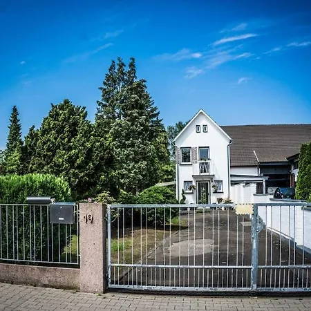 Schoenes Haus Mit Grossem Garten Holiday home Seligenstadt